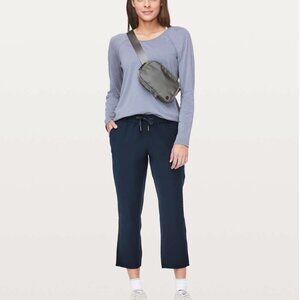 Lululemon On The Fly Crop *Woven 23" True Navy Size 2